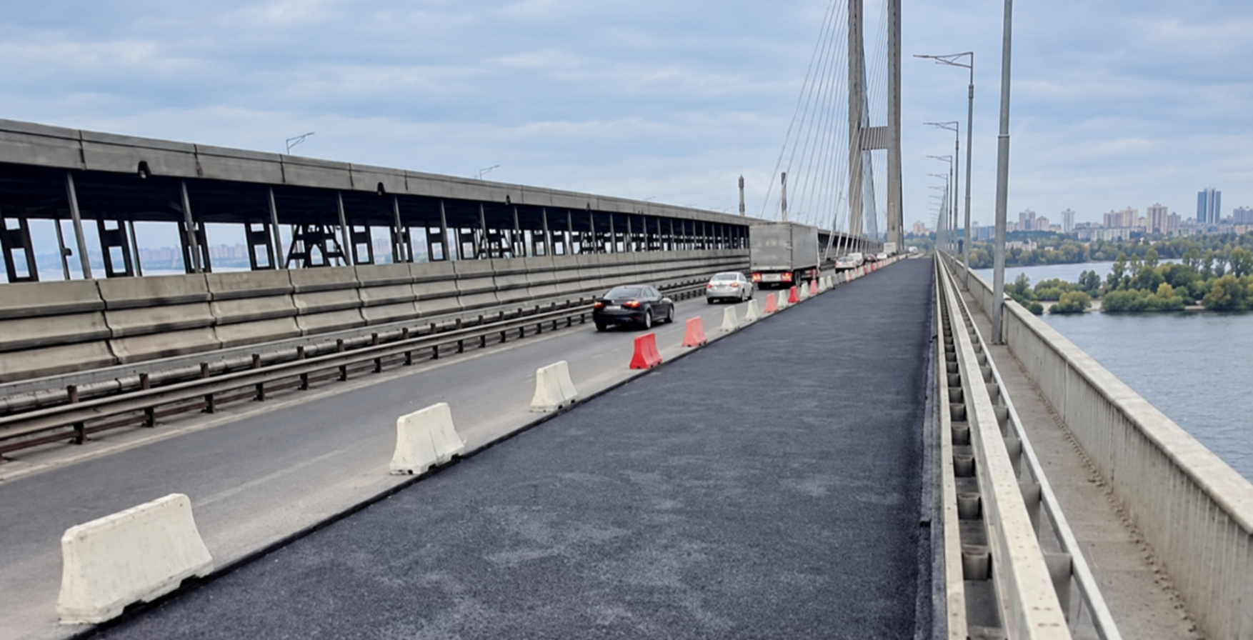 Після нового перекриття Південного мосту поліція назвала об’їзди для вантажівок і легкових авто Після нового перекриття Південного мосту поліція назвала об’їзди для вантажівок і легкових авто